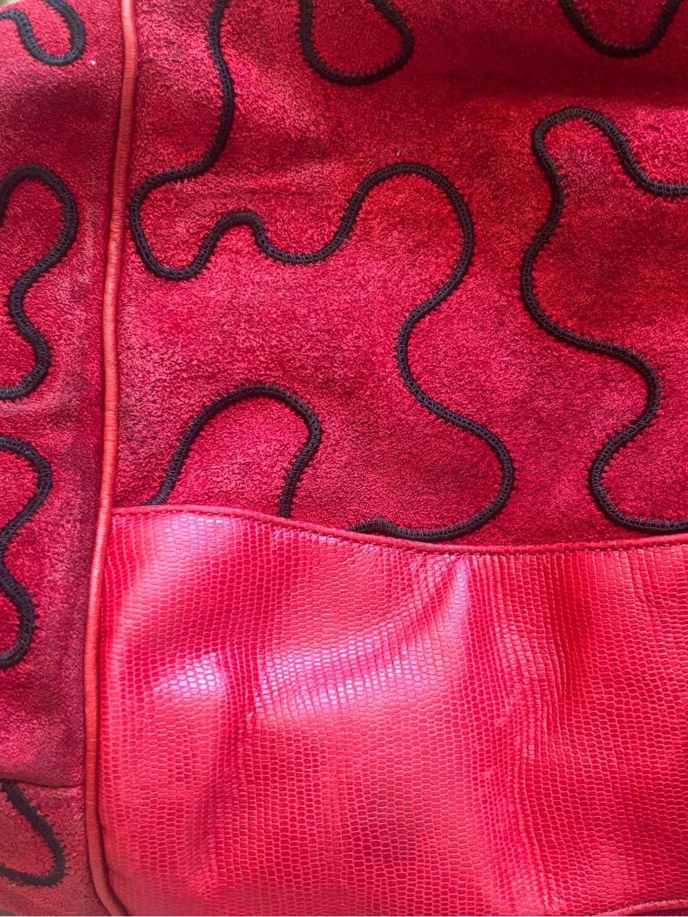 Large Vintage Sharif Red Suede Shoulder Bag with Abstract Design & Black Tassel - Picture 10 of 11